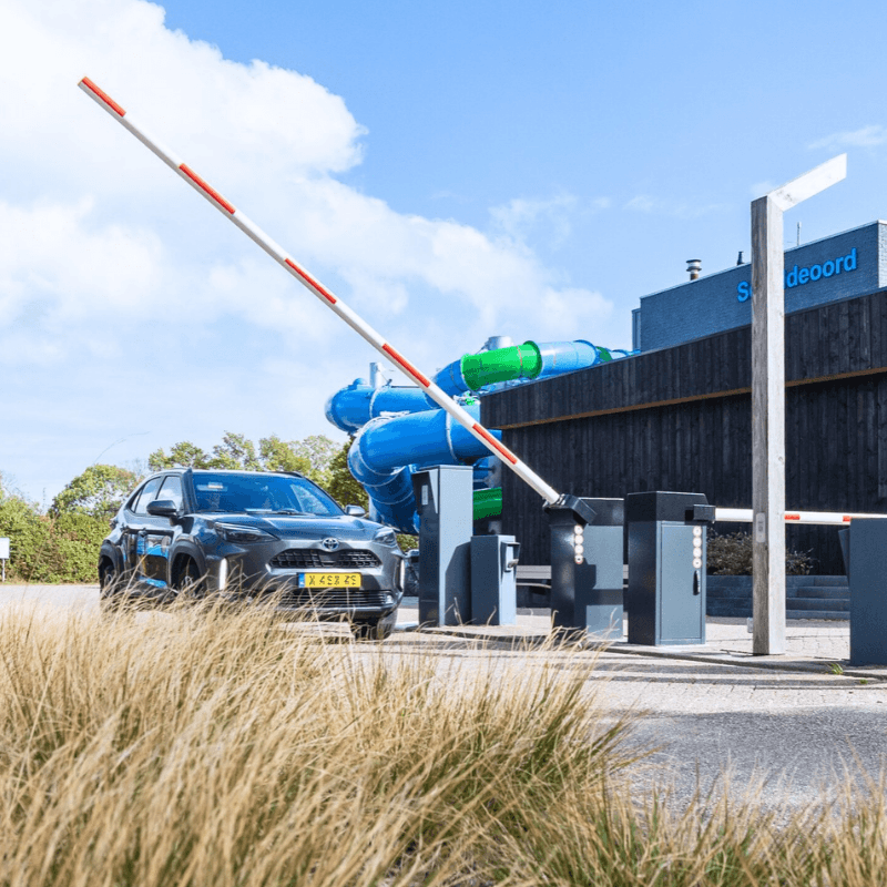 Slagboom met terminals voor het regelen van toegang